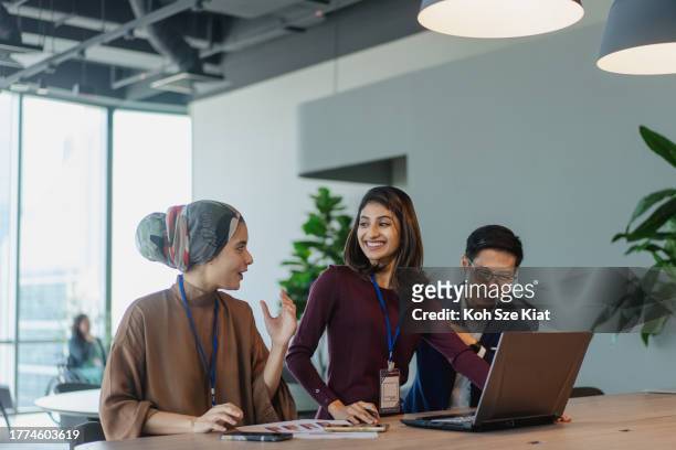 compromiso entre un grupo empresarial asiático diverso e inclusivo - differing abilities female business fotografías e imágenes de stock