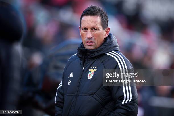 Head Coach Roger Schmidt of SL Benfica looks on during the Liga Portugal Bwin match between GD Chaves and SL Benfica on November 04, 2023 in Chaves,...