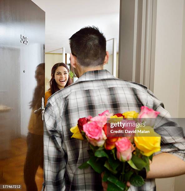 man visiting his girlfriend bringing flowers. - bouquet de fleurs photos et images de collection
