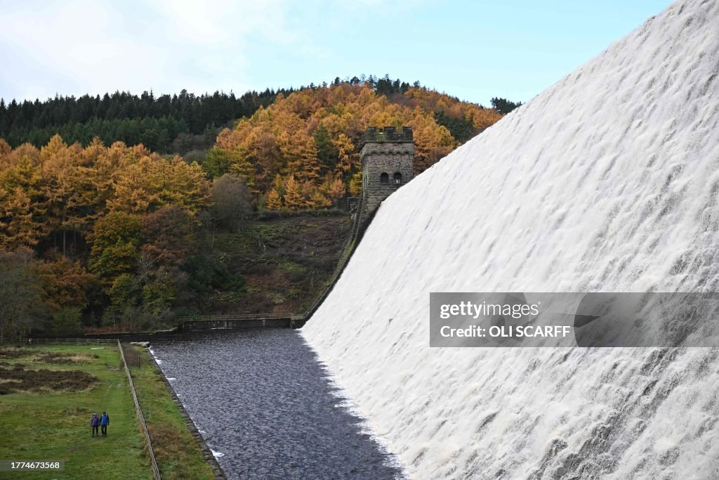 TOPSHOT-BRITAIN-LEISURE-WEATHER