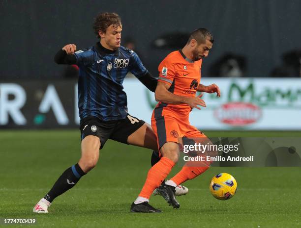 Henrikh Mkhitaryan of FC Internazionale battles for the ball with Giorgio Scalvini of Atalanta BC during the Serie A TIM match between Atalanta BC...