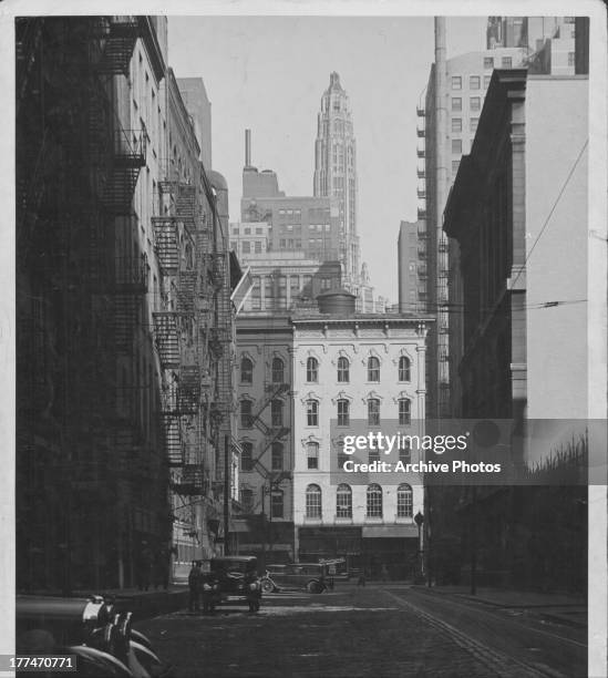 The iconic Chicago skyscrapers in development, as viewed from the more traditional apartment buildings on the South Side, Chicago, Illinois, circa...