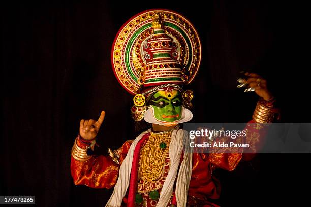 kathakali - kathakali dancing stock-fotos und bilder