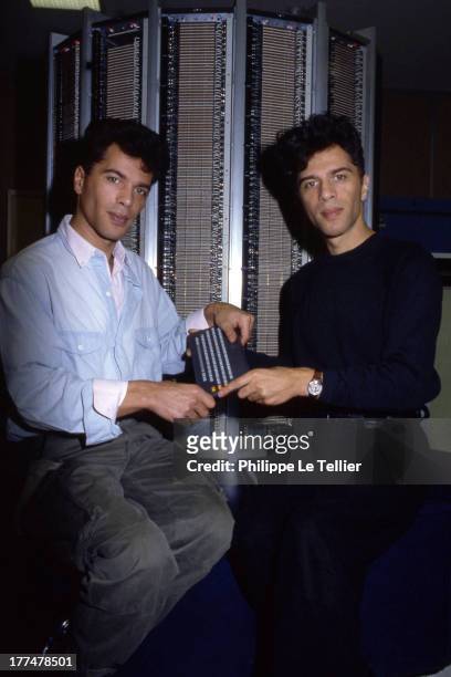Grishka and Igor Bogdanov present a PBB small computer 450 grams to the Ecole Polytechnique in 1985, Paris, France. Grichka et Igor Bogdanoff...