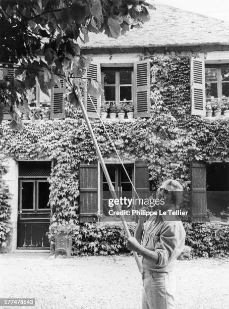 French actor Daniel Gelin gardening at home in France, 1981. L'acteur français Daniel Gelin jardinierchez lui en France, 1981.