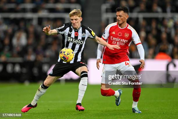 Anthony Gordon of Newcastle United is put under pressure by Ben White of Arsenal during the Premier League match between Newcastle United and Arsenal...