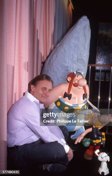 Albert Uderzo the creator of Asterix and Obelix poses with his characters, France. Asterix a trente ans et Albert Uderzo le createur d'Asterix et...