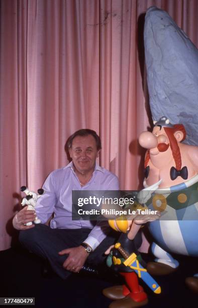 Albert Uderzo the creator of Asterix and Obelix poses with his characters, France. Asterix a trente ans et Albert Uderzo le createur d'Asterix et...