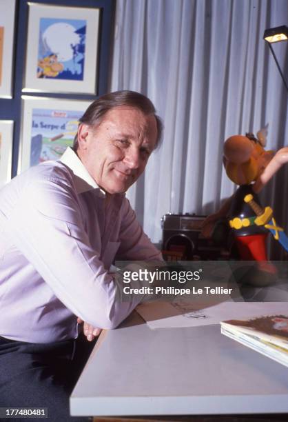 Albert Uderzo the creator of Asterix and Obelix poses with his characters, France. Albert Uderzo le createur d'Asterix et d'Obelix pose avec ses...