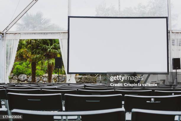 empty outdoor conference room - documental fotografías e imágenes de stock