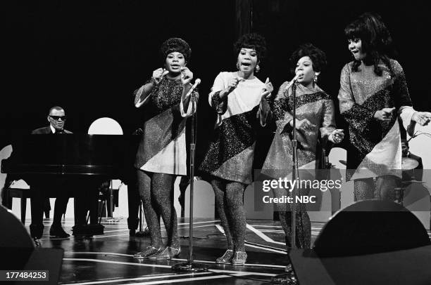 The Raelets 116 Ray Charles And The Raelettes Photos & High Res Pictures - Getty Images