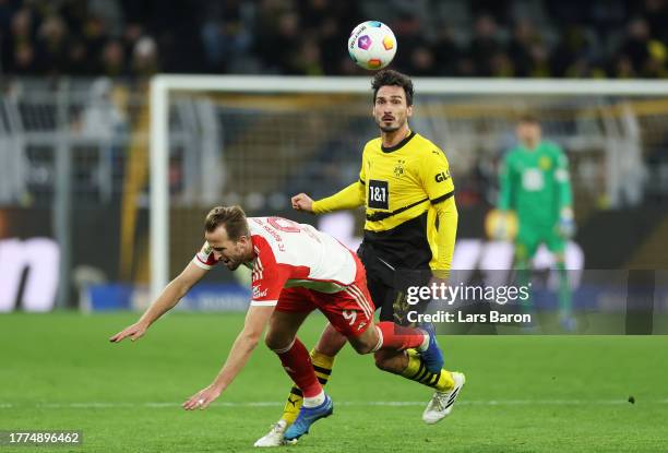 Mats Hummels of Borussia Dortmund challenges for the ball with Harry Kane of Bayern Munich during the Bundesliga match between Borussia Dortmund and...