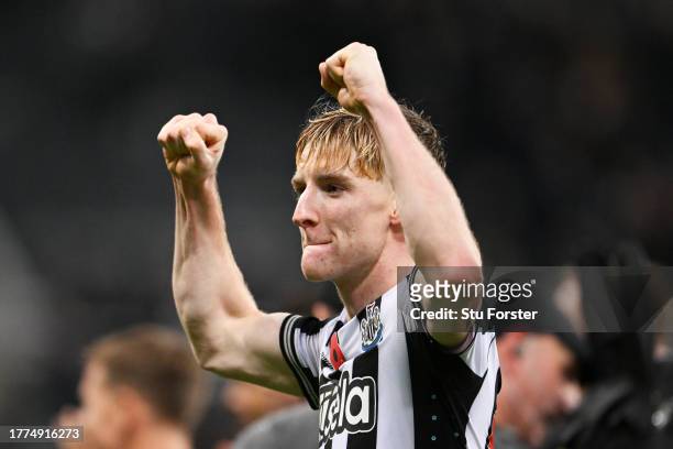 Anthony Gordon of Newcastle United celebrates following the team's victory during the Premier League match between Newcastle United and Arsenal FC at...