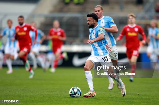 Kilian Ludewig of Muenchen in action during the 3. Liga match between  Fotografia de notícias - Getty Images
