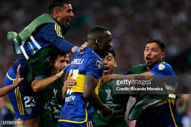 Luis Advíncula of Boca Juniors celebrates with teammates after scoring the team's first goal during the final match of Copa CONMEBOL Libertadores...