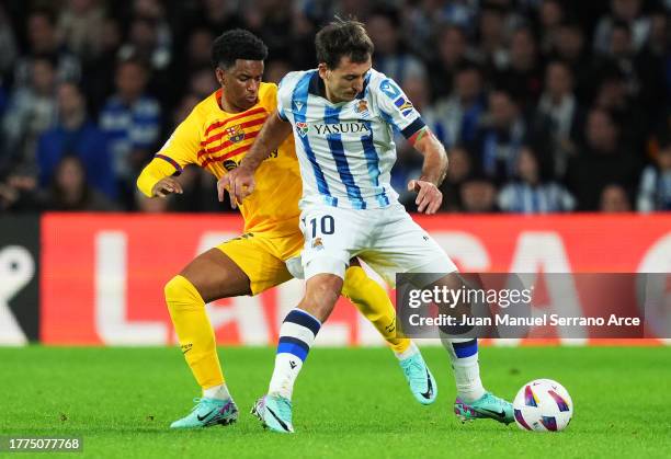 Alejandro Balde of FC Barcelona battles for possession with Mikel Oyarzabal of Real Sociedad during the LaLiga EA Sports match between Real Sociedad...