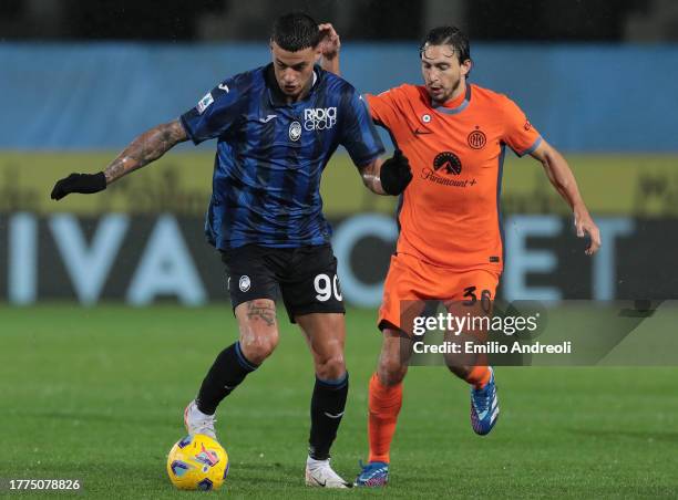 Gianluca Scamacca of Atalanta BC is challenged by Matteo Darmian of FC Internazionale during the Serie A TIM match between Atalanta BC and FC...