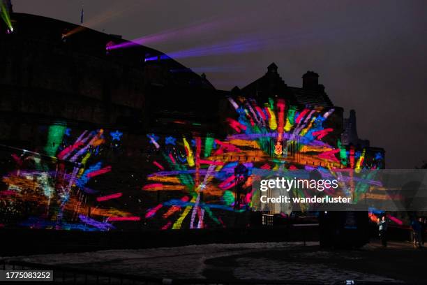 lichtshow im edinburgh castle zu weihnachten - lasershow stock-fotos und bilder