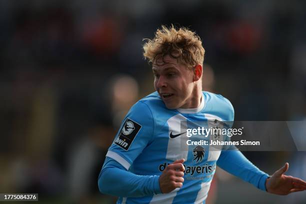 Kilian Ludewig of Muenchen in action during the 3. Liga match between TSV 1860 Muenchen and Jahn Regensburg at Stadion an der Gruenwalder Straße on...