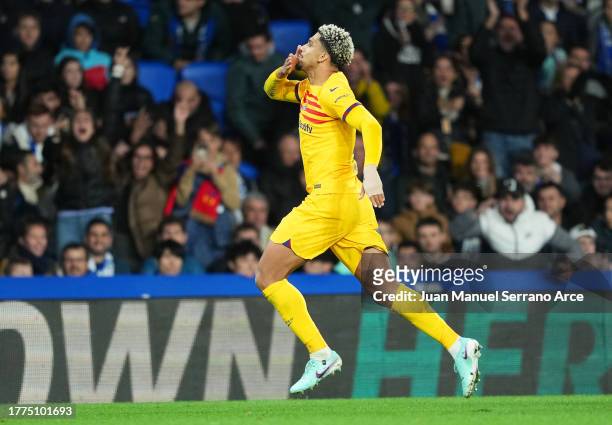 Ronald Araujo of FC Barcelona celebrates after scoring the team's first goal during the LaLiga EA Sports match between Real Sociedad and FC Barcelona...