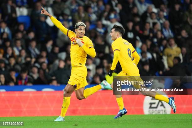 Ronald Araujo of FC Barcelona celebrates after scoring the team's first goal during the LaLiga EA Sports match between Real Sociedad and FC Barcelona...