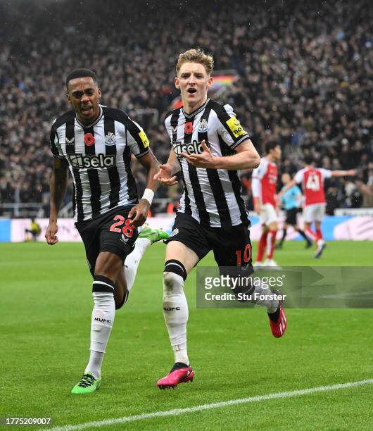 Newcastle player Anthony Gordon celebrates with Joe Willock after scoring the winning goal during the Premier League match between Newcastle United...