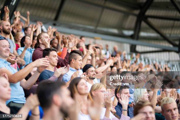 große menschenmenge in einem fußballstadion - tribüne stock-fotos und bilder