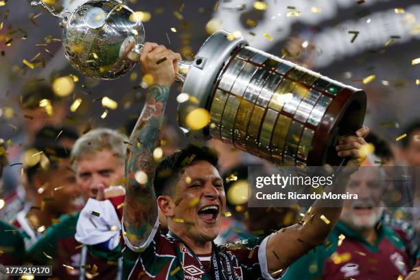 Germán Cano of Fluminense lifts the trophy after winning the final match of Copa CONMEBOL Libertadores 2023 between Fluminense and Boca Juniors at...