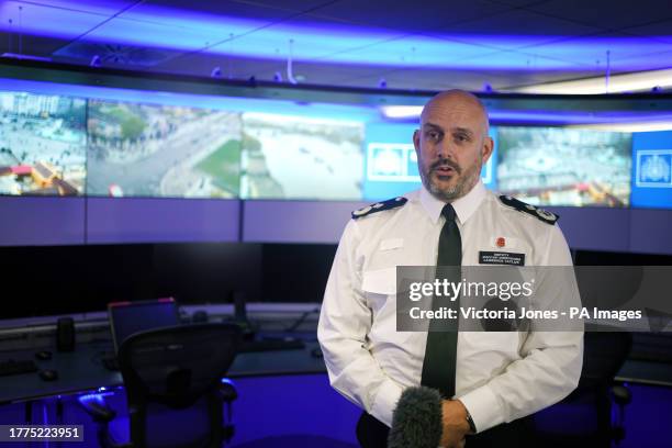 Maintain Control Police 63 Metropolitan Police Control Room Stock Photos, High-Res Pictures ...