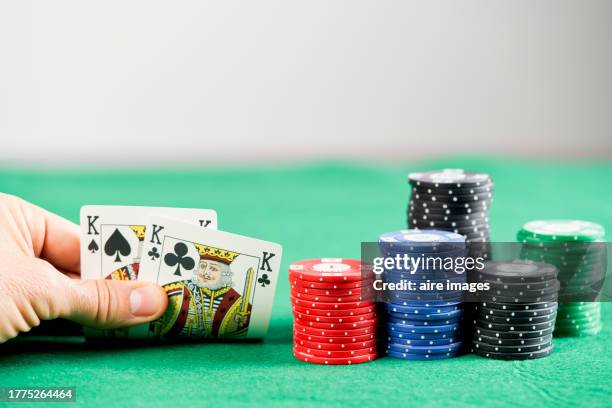 person showing a pair of kings while playing poker. - ficha de apuestas fotografías e imágenes de stock