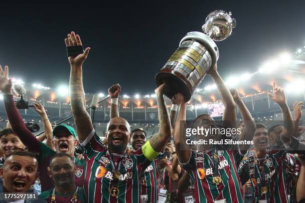 Felipe Melo of Fluminense and teammates lift the trophy after winning the final match of Copa CONMEBOL Libertadores 2023 between Fluminense and Boca...