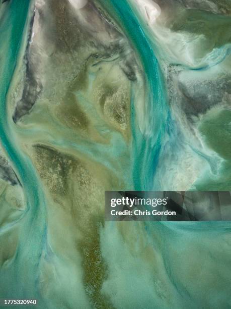 sand und wasser kräuseln sich von oben - sediment stock-fotos und bilder