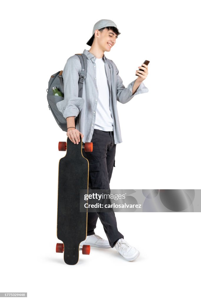 Teenager schreibt SMS auf seinem Handy