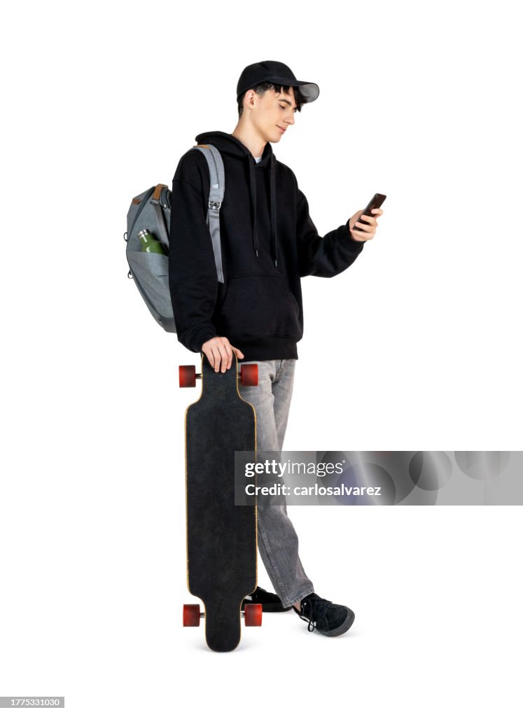Teenager schreibt SMS auf seinem Handy