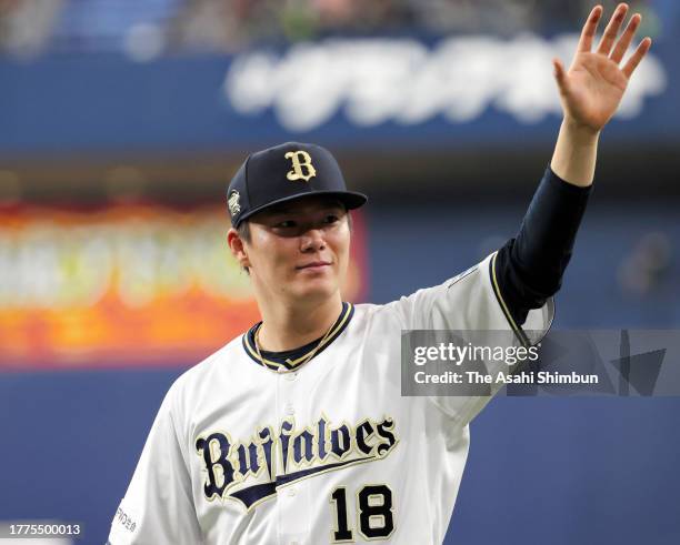 Yoshinobu Yamamoto of the Orix Buffaloes applauds fans after the team's 5-1 victory in the Japan Series Game Six at Kyocera Dome Osaka on November 4,...