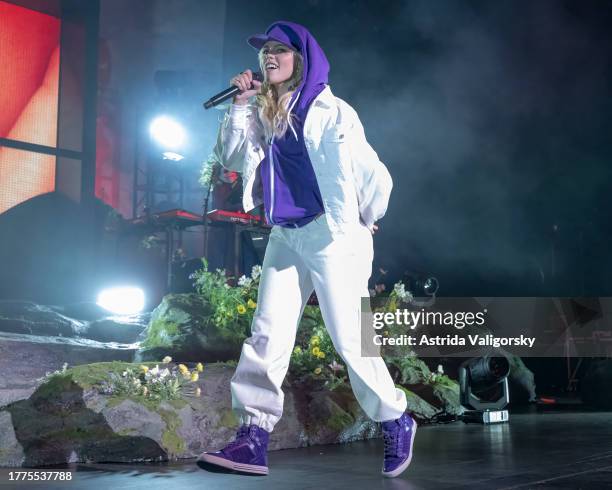 Purple Renee Rapp 33 Photos & High Res Pictures - Getty Images