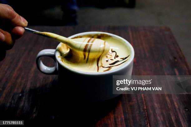 vietnamese egg coffee cup on table - cultura vietnamita imagens e fotografias de stock
