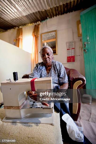 mulher costura em casa em gugulethu, cidade do cabo, áfrica do sul. - beautiful south african women - fotografias e filmes do acervo