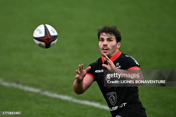 Toulouse's French scrum-half Antoine Dupont catches the ball during the French Top14 rugby union match between Stade Toulousain Rugby and USA...