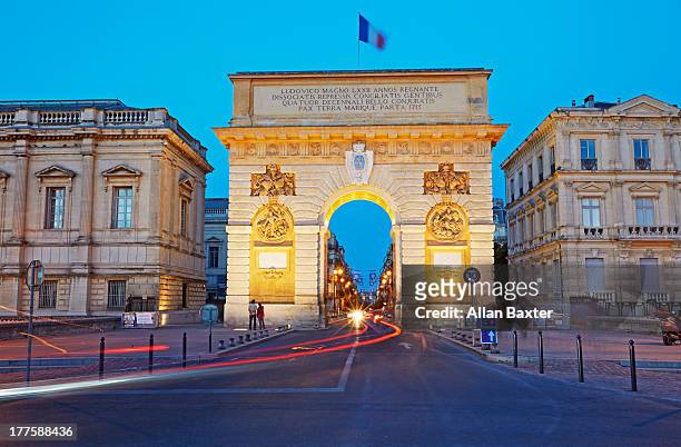 'porte du peyrou' triumphal arch at dusk - montpellier stock pictures, royalty-free photos & images