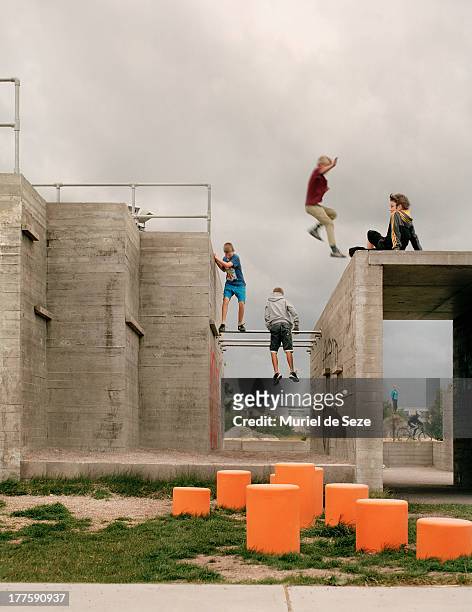 boys on parkour playground - freerunning stockfoto's en -beelden