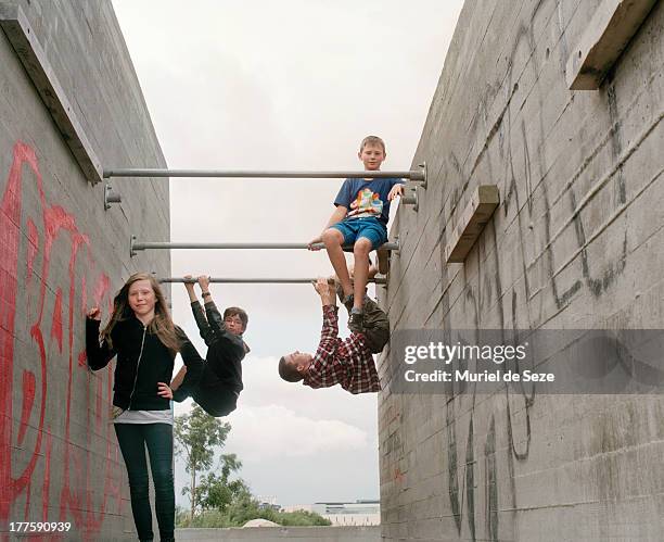 teenager on urban playground - freerunning stockfoto's en -beelden