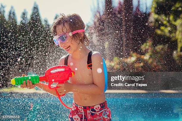 water pistol fun - pistola de agua fotografías e imágenes de stock