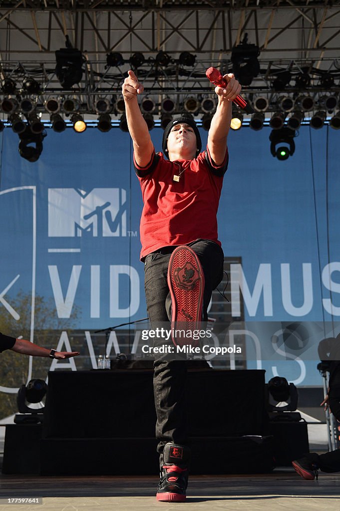 MTV VMA Truck Tour - Austin Mahone Pop Up Performance