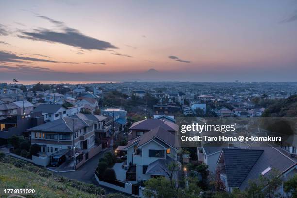 the residential district by the sea in kanagawa of japan - uitzicht over stadje stockfoto's en -beelden