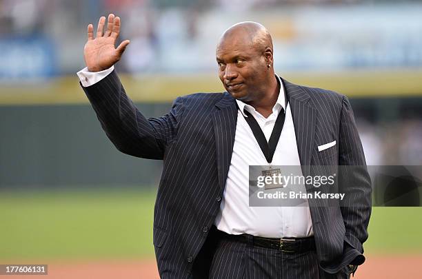 Former Chicago White Sox and Kansas City Royals player and Heisman Trophy winner Bo Jackson waves to the crowd as as he is introduced before the 2013...