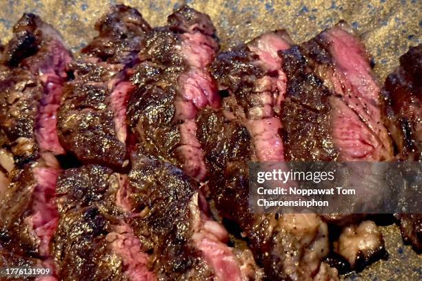closed up shot of medium rare grilled ribeye steak - bangkok - thailand - viande rouge photos et images de collection
