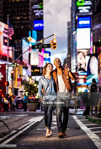 couple new york city lifestyle - couple crossing street stock pictures, royalty-free photos & images