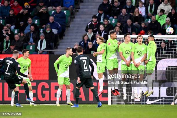 Marvin Ducksch of Werder Bremen scores the team's first goal from a free kick during the Bundesliga match between VfL Wolfsburg and SV Werder Bremen...