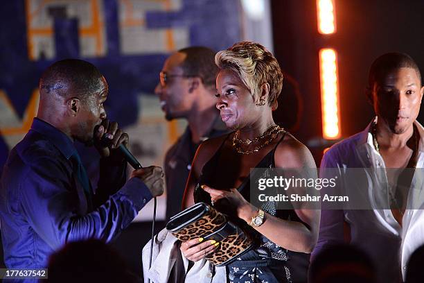 Jamie Foxx and Mary J. Blige perform at the 4th Annual Apollo In The Hamptons Benefit on August 24, 2013 in East Hampton, New York.